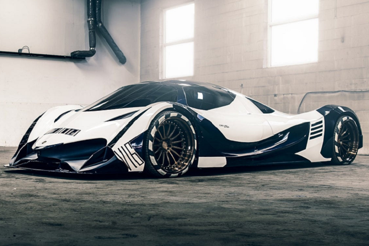 Lộ diện vào năm 2019, Devel Sixteen được mệnh danh là chiếc xe thương mại mạnh nhất thế giới với mức công suất hơn 5.000 mã lực và mô-men xoắn đạt 5.094 Nm. Sức mạnh lớn gấp 3 lần Bugatti Chiron đến từ động cơ V16 tăng áp 12.3L trang bị trên phiên bản cao cấp nhất của Devel Sixteen.