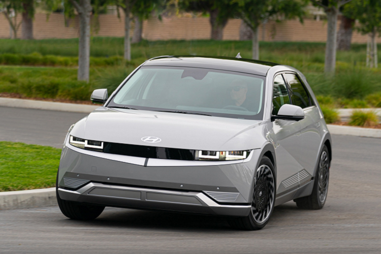 Ioniq 5 là mẫu xe điện đầu tiên ra mắt dưới thương hiệu Ioniq của Hyundai. Đây cũng là mẫu xe điện đầu tiên của Hyundai ứng dụng nền tảng E-GMP mới - cũng là nền tảng của Kia EV6 mới ra mắt. Nhờ đó, Ioniq 5 sở hữu cấu trúc điện kép 400V/800V tiên tiến bậc nhất, cho phép Hyundai Ioniq 5 2022 mới tương thích bộ sạc nhanh DC 350kW với tốc độ sạc từ 10 - 80% chỉ trong 18 phút. Với bộ sạc tiêu chuẩn 10,9 kW, thời gian sạc đầy mất 6 giờ 43 phút với mức sạc cấp 2.