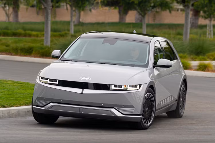 Ioniq 5 là mẫu xe điện đầu tiên ra mắt dưới thương hiệu Ioniq của Hyundai. Đây cũng là mẫu xe điện đầu tiên của Hyundai ứng dụng nền tảng E-GMP mới - cũng là nền tảng của Kia EV6 mới ra mắt. Nhờ đó, Ioniq 5 sở hữu cấu trúc điện kép 400V/800V tiên tiến bậc nhất, cho phép Hyundai Ioniq 5 2022 mới tương thích bộ sạc nhanh DC 350kW với tốc độ sạc từ 10 - 80% chỉ trong 18 phút. Với bộ sạc tiêu chuẩn 10,9 kW, thời gian sạc đầy mất 6 giờ 43 phút với mức sạc cấp 2.