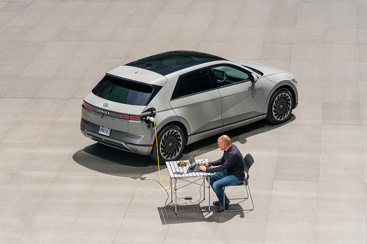 Phạm vi di chuyển của phiên bản này tùy thuộc vào gói trang bị trên xe. Phiên bản SE và SEL sẽ có phạm vi hoạt động 433km trong khi phiên bản Limited AWD sẽ chỉ đi được 392km. Vì một số lý do không được đề cập đến của Hyundai, Ioniq 5 tại Mỹ sẽ mạnh hơn so với bản nội địa Hàn Quốc và Châu Âu (chỉ 214 mã lực ở cấu hình động cơ đơn và 302 mã lực ở cấu hình động cơ kép).