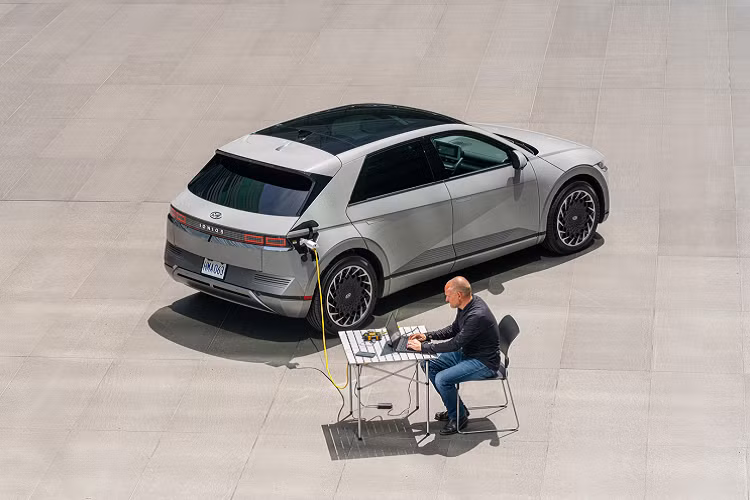 Phạm vi di chuyển của phiên bản này tùy thuộc vào gói trang bị trên xe. Phiên bản SE và SEL sẽ có phạm vi hoạt động 433km trong khi phiên bản Limited AWD sẽ chỉ đi được 392km. Vì một số lý do không được đề cập đến của Hyundai, Ioniq 5 tại Mỹ sẽ mạnh hơn so với bản nội địa Hàn Quốc và Châu Âu (chỉ 214 mã lực ở cấu hình động cơ đơn và 302 mã lực ở cấu hình động cơ kép).