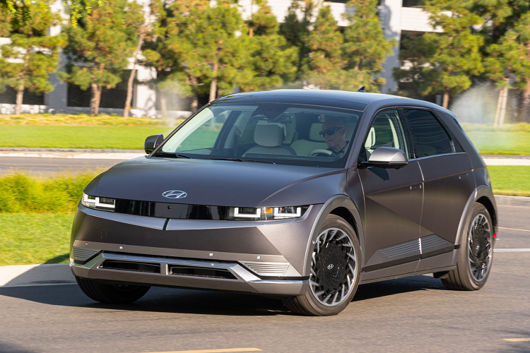 Phiên bản mạnh mẽ hơn của Ioniq 5 sử dụng động cơ điện kép cùng hệ thống dẫn động AWD. Công suất đầu ra là 320 mã lực cùng momen xoắn 604Nm. Phiên bản này có khả năng tăng tốc từ 0-96km/h chỉ trong chưa đầy 5 giây.