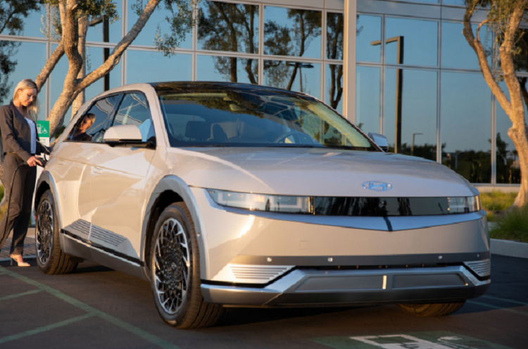 Ngoài ra, mỗi chủ sở hữu xe điện Hyundai Ioniq 5 2022 sẽ nhận được 30 phút không giới hạn số lần trong hai năm trên mạng sạc Electrify America tại Mỹ. Khách hàng tại Mỹ sẽ có thể lựa chọn giữa hai biến thể của Hyundai Ioniq 5 2022. Cả hai đều trang bị gói pin 77,4kWh. Phiên bản tiêu chuẩn của Ioniq 5 trang bị một động cơ điện đặt sau cho công suất 225 mã lực và momen xoắn 350 Nm. Tầm hoạt động của xe ở mức 482km.