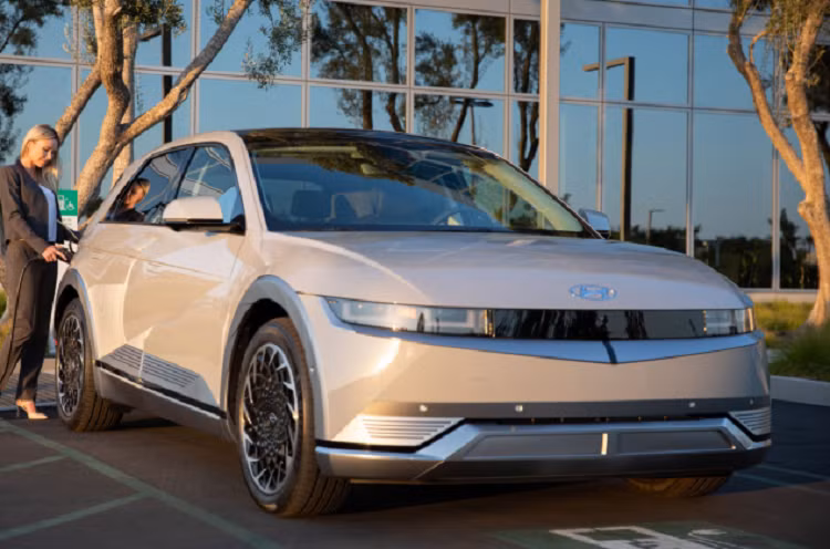 Ngoài ra, mỗi chủ sở hữu xe điện Hyundai Ioniq 5 2022 sẽ nhận được 30 phút không giới hạn số lần trong hai năm trên mạng sạc Electrify America tại Mỹ. Khách hàng tại Mỹ sẽ có thể lựa chọn giữa hai biến thể của Hyundai Ioniq 5 2022. Cả hai đều trang bị gói pin 77,4kWh. Phiên bản tiêu chuẩn của Ioniq 5 trang bị một động cơ điện đặt sau cho công suất 225 mã lực và momen xoắn 350 Nm. Tầm hoạt động của xe ở mức 482km.