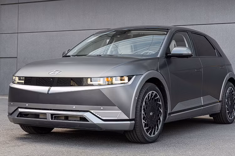 Màn hình kép 12 inch tích hợp cả màn hình lái và màn hình giải trí tương thích Android Auto, Apple CarPlay và tính năng vach lộ trình di chuyển dựa trên trạng thái sạc hiện tại.