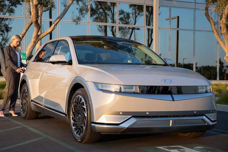 Trong khi thế giới đang trông chờ một phiên bản dễ tiếp cận hơn của Tesla Model 3 và Model Y thì có vẻ như Hyundai đã bắt đầu làm được điều này.