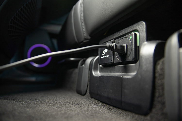 Tất cả phiên bản Hyundai Ioniq 5 tại Mỹ đều giới hạn tốc độ tối đa 185km/h. Sức kéo tối đa 680kg. Một tính năng nổi bật khác của Hyundai Ioniq 5 2022 là chức năng Vehicle-to-Load (V2L) cho phép chủ sở hữu sạc các thiết bị điện của họ như laptop, thiết bị cắm trại, xe máy điện và xe đạp điện bằng cách sử dụng năng lượng từ pin của xe.