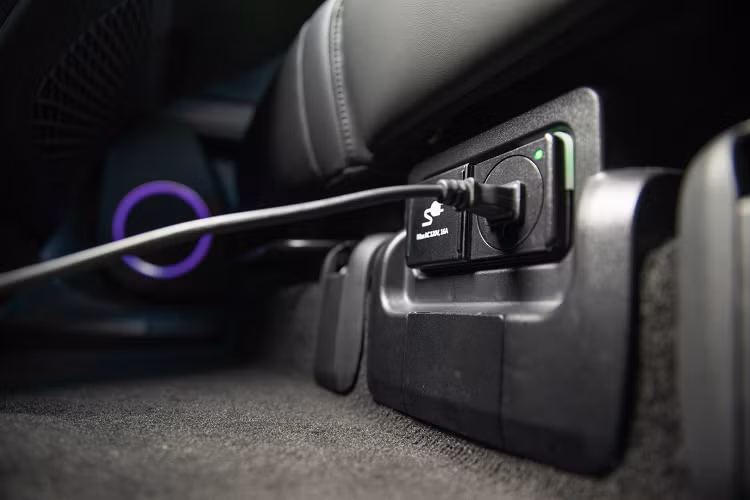 Tất cả phiên bản Hyundai Ioniq 5 tại Mỹ đều giới hạn tốc độ tối đa 185km/h. Sức kéo tối đa 680kg. Một tính năng nổi bật khác của Hyundai Ioniq 5 2022 là chức năng Vehicle-to-Load (V2L) cho phép chủ sở hữu sạc các thiết bị điện của họ như laptop, thiết bị cắm trại, xe máy điện và xe đạp điện bằng cách sử dụng năng lượng từ pin của xe.