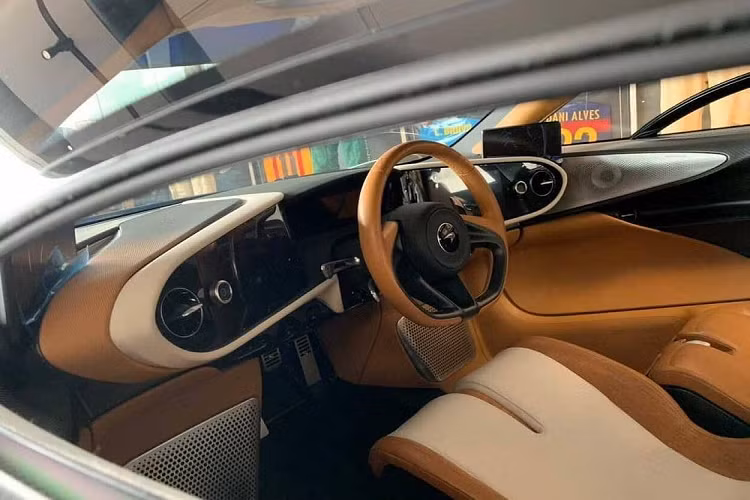 Ở ngoại thất của siêu xe McLaren Speedtail Berluti được hoàn thiện trong màu xám Storm Grey đi kèm nhiều chi tiết bằng sợi carbon. Bên trong khoang lái của siêu phẩm 3 chỗ ngồi độc đáo này có nội thất bọc da màu nâu và trắng rất sang trọng và bắt mắt đúng với thương hiệu thời trang của Pháp. Tên thương hiệu Berluti xuất hiện trên ghế hay vô lăng là dấu hiện nhận biết đây là McLaren Speedtail Berluti độc nhất thế giới. 