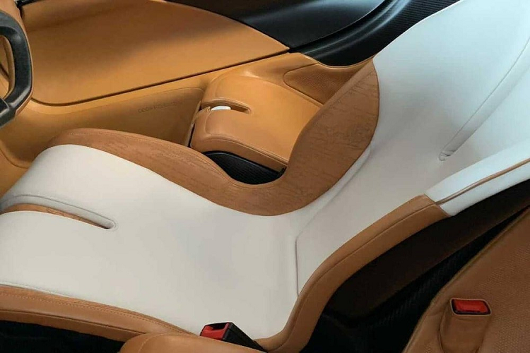 Sau chiếc siêu xe McLaren Speedtail Hermes của Manny Khoshbin đã lộ diện công khai thì đến nay, giới mê xe lại đón nhận thêm một chiếc xe McLaren Speedtail được thửa riêng theo yêu cầu của khách hàng. Dù danh tính người này được giữ bí mật nhưng hình ảnh chụp lại cho thấy chiếc xe McLaren Speedtail này được kết hợp giữa hãng McLaren với hãng thời trang Berluti.