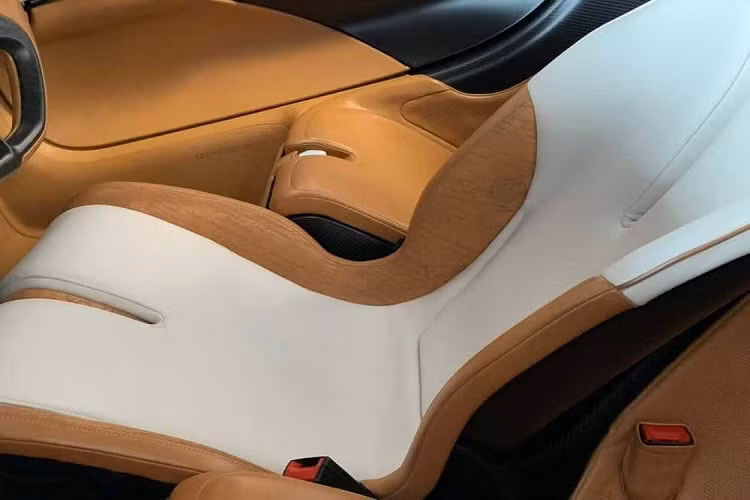 Sau chiếc siêu xe McLaren Speedtail Hermes của Manny Khoshbin đã lộ diện công khai thì đến nay, giới mê xe lại đón nhận thêm một chiếc xe McLaren Speedtail được thửa riêng theo yêu cầu của khách hàng. Dù danh tính người này được giữ bí mật nhưng hình ảnh chụp lại cho thấy chiếc xe McLaren Speedtail này được kết hợp giữa hãng McLaren với hãng thời trang Berluti.