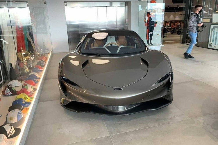 Cách phối màu này tương đồng với McLaren Speedtail Hermes của ông trùm nhà đất ở Mỹ. Nguồn cung cấp sức mạnh cho chiếc McLaren Speedtail Berluti vẫn là khối động cơ xăng V8, tăng áp kép, dung tích 4.0L nguyên bản. 