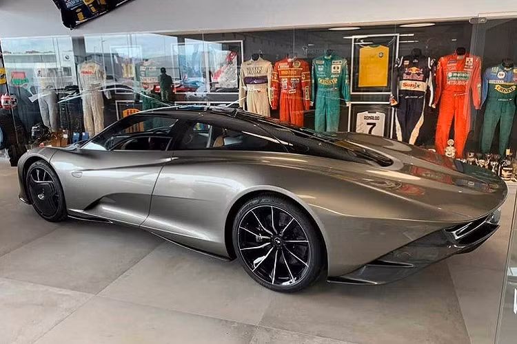 Nhờ đó, siêu phẩm McLaren Speedtail có thể tăng tốc lên 300 km/h trong thời gian chưa đến 13 giây và đạt vận tốc tối đa 403 km/h. Mức giá xe McLaren Speedtail hàng độc này vẫn là một ẩn số. 