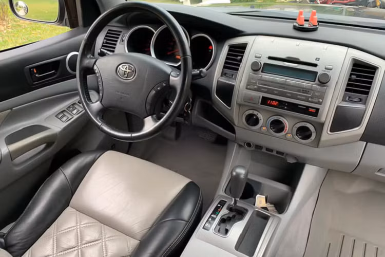 Tacoma sở hữu kích thước (DxRxC) lần lượt: 5.620 x 1.895 x 1.780mm đi cùng với chiều dài cơ sở 3.570mm. Kích thước của chiếc Tacoma này lớn khoảng nửa mét về chiều dài cơ sở nếu so với “người anh em” Toyota Hilux có chiều dài tổng thể khoảng 5,3m, đi cùng với chiều dài cơ sở 3.085mm.