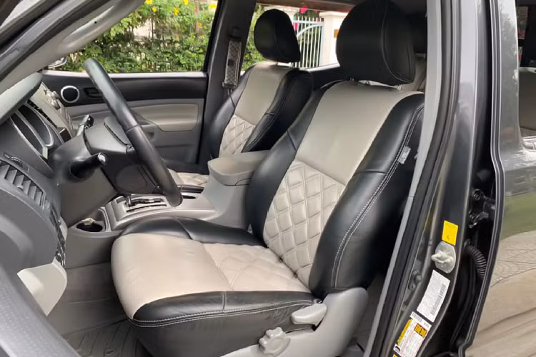 Tại thị trường Mỹ, Toyota Tacoma là đối thủ cạnh tranh trực tiếp với những mẫu bán tải như: Ford Ranger (bản Mỹ), Chevy Colorado (bản Mỹ), Honda Ridgeline hay Nissan Frontier.