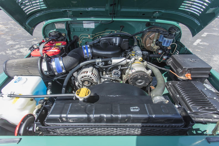 Động cơ nguyên bản của chiếc Toyota Land Cruiser đã được thay thế bằng cỗ máy V6 4.3L do GM sản xuất, kết hợp cùng hộp số sàn 5 cấp và hệ thống trợ lực lái mới để thao tác điều khiển thuận tiện, nhẹ nhàng hơn.