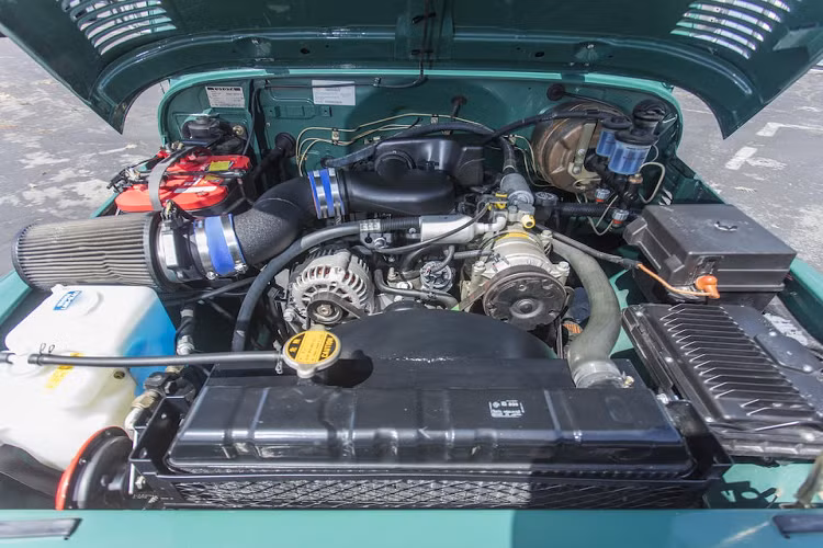 Động cơ nguyên bản của chiếc Toyota Land Cruiser đã được thay thế bằng cỗ máy V6 4.3L do GM sản xuất, kết hợp cùng hộp số sàn 5 cấp và hệ thống trợ lực lái mới để thao tác điều khiển thuận tiện, nhẹ nhàng hơn.