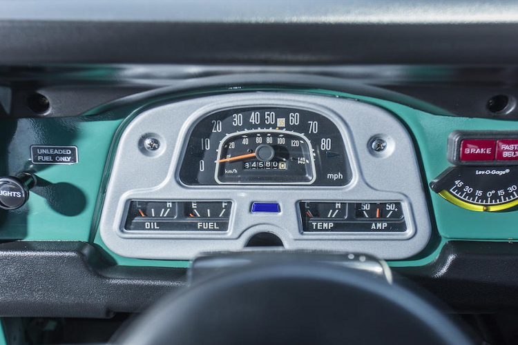 Hệ thống điều hòa được bổ sung để chống lại cái nóng thường nhật ở bang California, Mỹ, nơi Tom Hanks sinh sống. Hệ thống giải trí cũng được nâng cấp với đầu thu radio kết hợp cùng dàn loa âm thanh vòm