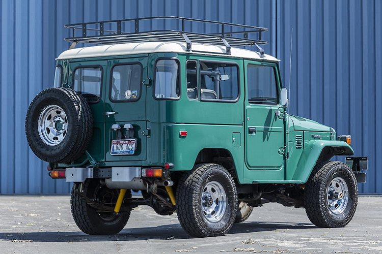 Mẫu Land Cruiser của Tom Hanks đặt hàng và cá nhân hóa để đáp ứng cho nhu cầu sử dụng di chuyển ở đường trường lẫn offroad. Đến nay, tình trạng của chiếc xe vẫn còn tốt với ngoại thất sơn màu xanh Rustic Green.