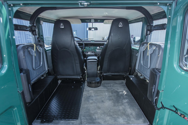 Khoang sau đủ rộng rãi để mang theo nhiều đồ đạc và hành lý. Ngoài ra, hai ghế phụ có thể sử dụng trong trường hợp cần chở thêm hành khách đi cùng.