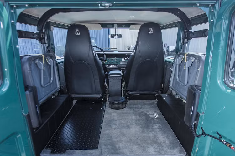 Khoang sau đủ rộng rãi để mang theo nhiều đồ đạc và hành lý. Ngoài ra, hai ghế phụ có thể sử dụng trong trường hợp cần chở thêm hành khách đi cùng.