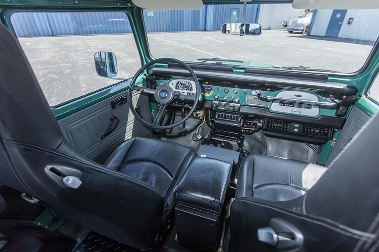 Khoang lái của chiếc Land Cruiser tiện nghi hơn nhờ được trang bị 2 chế trước dạng thể thao lấy từ xe Porsche và có chức năng chỉnh điện.