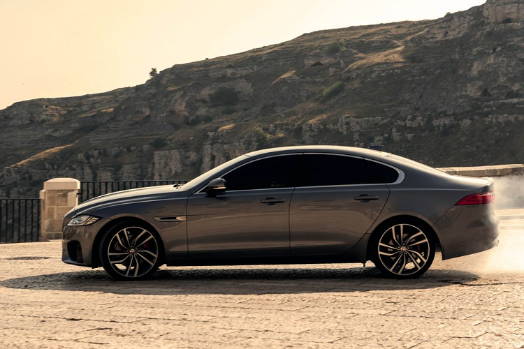 Chúng tôi luôn tìm cách đẩy ranh giới đến cực hạn qua các pha trình diễn nguy hiểm trong phim và điều này cũng mở rộng thêm khả năng thể hiện của những chiếc xe. Không có thỏa hiệp với những cảnh đặc biệt này. Chỉ có vài inch để dự phòng trong những con hẻm hẹp và không cho phép có biên độ sai sót, mẫu xe XF cho thấy hiệu suất và hệ truyền động vượt trội đặc biệt.”