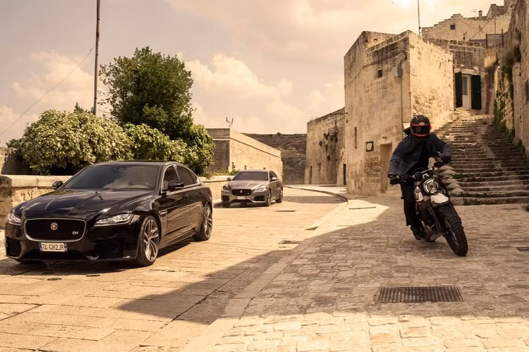 “Cho dù đó là một cuộc truy đuổi tốc độ cao qua những con phố ngoằn ngoèo và quảng trường ở miền Nam nước Ý, nơi chiếc xe quay những cảnh rượt đuổi trong bộ phim ‘No Time To Die’ hay những con phố nhộn nhịp của thủ đô London - XF thực sự là một chiếc xe dành cho mọi cuộc chơi”