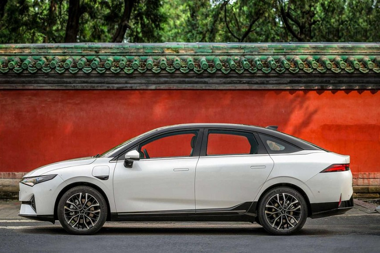 Mặc dù trông có vẻ nhỏ, nhưng sedan điện Xpeng P5 2021 thực tế có chiều dài 4.808 mm, rộng 1.840 mm, cao 1.520 mm, và trục cơ sở dài 2.768 mm. Với hệ số lực cản chỉ 0,223 Cd, chiếc xe đẹp dáng này hứa hẹn mang lại hiệu suất vận hành tốt và tiết kiệm năng lượng. Đáng tiếc, mặc dù có thông tin cho biết rằng P5 sẽ có tùy chọn hệ dẫn động cầu sau hoặc AWD, nhà sản xuất chỉ đề cập là xe sẽ có công suất tối đa 208 mã lực và 310 Nm mô-men xoắn cực đại.