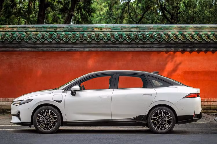 Mặc dù trông có vẻ nhỏ, nhưng sedan điện Xpeng P5 2021 thực tế có chiều dài 4.808 mm, rộng 1.840 mm, cao 1.520 mm, và trục cơ sở dài 2.768 mm. Với hệ số lực cản chỉ 0,223 Cd, chiếc xe đẹp dáng này hứa hẹn mang lại hiệu suất vận hành tốt và tiết kiệm năng lượng. Đáng tiếc, mặc dù có thông tin cho biết rằng P5 sẽ có tùy chọn hệ dẫn động cầu sau hoặc AWD, nhà sản xuất chỉ đề cập là xe sẽ có công suất tối đa 208 mã lực và 310 Nm mô-men xoắn cực đại.