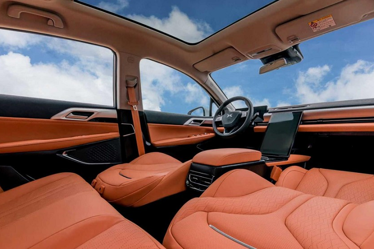 Các tùy chọn cụm pin gồm 55,9 kWh (lithuim-sắt-phốt phát) dành cho hai bản xe 460G và 460E; và 66,2 kWh (lithium-ion) dành cho các bản 550G, 550E, và 550P; 71,4 kWH (lithium-ion) dành cho bản cao cấp nhất 600P. Chúng cung cấp phạm vi di chuyển theo lần lượt là 460 km, 550 km và 600 km theo chu kỳ NEDC. Theo Xpeng, các bài kiểm tra độc lập cho thấy phạm vi di chuyển điều kiện thế giới thật là khoảng 95% trở lên.