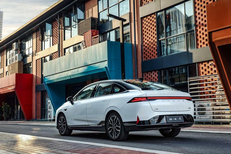 Giá xe Xpeng P5 2021 sẽ dao động cụ thể từ 157.900 – 223.900 nhân dân tệ (tương đương 556 – 788 triệu đồng) cho 6 phiên bản. Với những tính năng đề cập ở trên, công ty xe điện Trung Quốc tin tưởng mẫu xe mới của mình sẽ là một đối thủ cạnh tranh tốt trước Tesla Model 3.