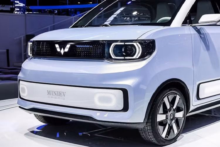 Giá xe Wuling Hongguang Mini EV phiên bản mui trần hiện chưa được hé lộ. Tuy nhiên, dự đoán phiên bản mui trần của Wuling Hongguang Mini EV sẽ có giá cao hơn mức 28.000 - 38.800 Nhân dân tệ (khoảng 100 - 138 triệu đồng) của phiên bản mui cứng