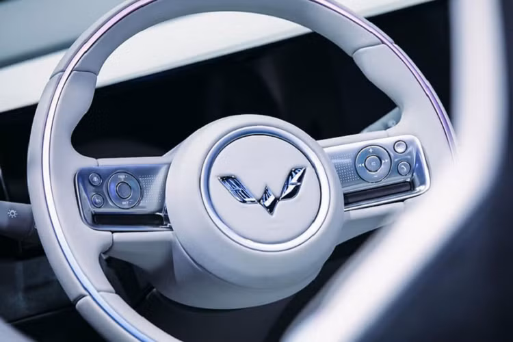 Thêm vào đó là cột A sơn màu giống nẹp trên cản trước. Vì là xe mui trần nên Wuling Hongguang Mini EV Convertible sẽ có khung roll cage phía 2 ghế. Dự kiến, phần mui của mẫu xe giá rẻ này sẽ đóng/mở bằng tay. Đằng sau Wuling Hongguang Mini EV Convertible là cụm đèn hậu với tạo hình chữ "X" bên trong. Nằm giữa 2 đèn pha vẫn là nẹp màu đen, tích hợp tem chữ nổi "Wuling". Trong khi đó, đèn phản quang của xe được thiết kế nằm dọc thay vì nằm ngang như phiên bản mui cứng.