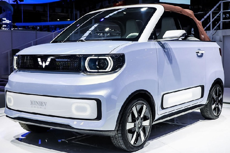 Tại triển lãm Ô tô Thượng Hải 2021 diễn ra vào tháng 4 đầu năm nay, Wuling đã bất ngờ vén màn mẫu xe concept Hongguang Mini EV Cabrio. Đây chính là hình ảnh xem trước của Wuling Hongguang Mini EV mui trần. Vào thời điểm đó, đại diện thương hiệu Wuling cho biết, xe sẽ bắt đầu được sản xuất vào năm 2022. Trước thời điểm đó, Wuling Hongguang Mini EV Convertible phiên bản thương mại đã lộ diện thông qua những hình ảnh được đăng trên trang web Trung Quốc.