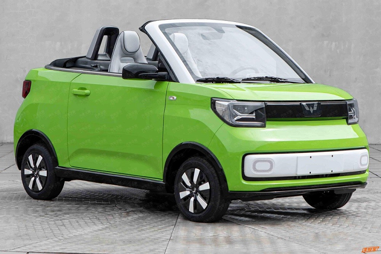 Qua những hình ảnh này, có thể thấy Wuling Hongguang Mini EV Convertible chạy điện phiên bản thương mại sở hữu thiết kế gần như giống hệt mẫu xe concept trưng bày trong triển lãm Ô tô Thượng Hải 2021. Bên ngoài, mẫu xe này vẫn giữ lại thiết kế vuông vức, theo phong cách kei car quen thuộc của Wuling Hongguang Mini EV.