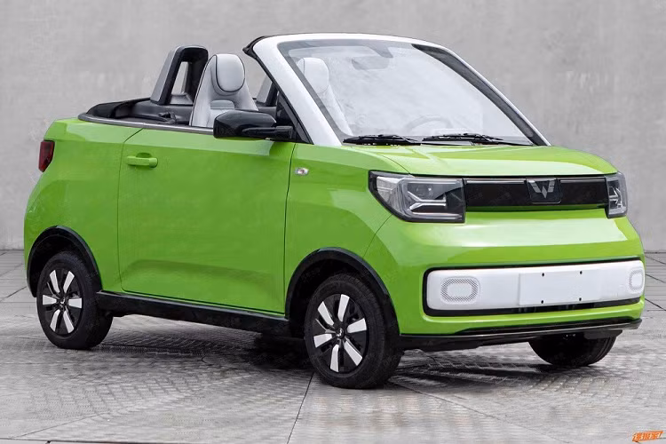 Qua những hình ảnh này, có thể thấy Wuling Hongguang Mini EV Convertible chạy điện phiên bản thương mại sở hữu thiết kế gần như giống hệt mẫu xe concept trưng bày trong triển lãm Ô tô Thượng Hải 2021. Bên ngoài, mẫu xe này vẫn giữ lại thiết kế vuông vức, theo phong cách kei car quen thuộc của Wuling Hongguang Mini EV.