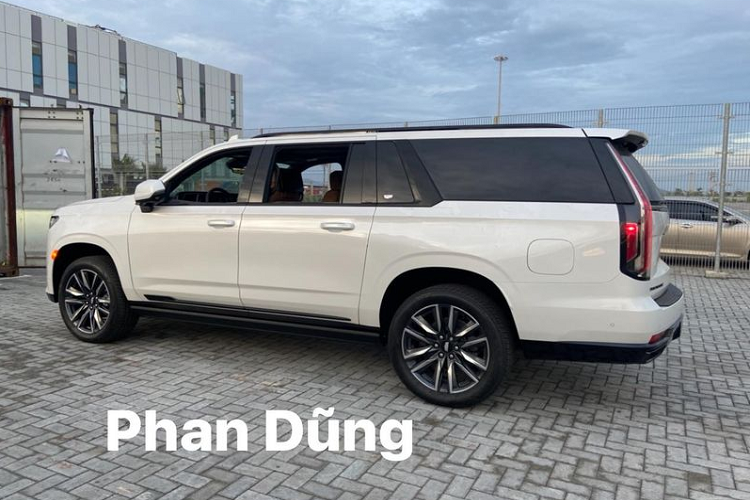 Về truyền động, ký tự "600" ở đuôi xe cho thấy chiếc Cadillac Escalade ESV Sport đầu tiên của Việt Nam được trang bị động cơ xăng V8 6.2L hút khí tự nhiên cho công suất 420 mã lực và mô-men xoắn cực đại 624 Nm, kết hợp hộp số tự động 10 cấp. Theo suy đoán, giá xe Cadillac Escalade ESV Sport 2021 này không dưới 12 tỷ đồng khi về tới Việt Nam, bởi vì bản Premium Luxury (thấp hơn) đã có giá tới 11,8 tỷ đồng.