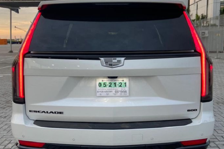 Ngoài ra, "khủng long Mỹ" còn có nhiều tiện nghi cao cấp khác như cặp màn hình giải trí hàng ghế sau 12,6 inch, hệ thống âm thanh AKG 36 loa, gương chiếu hậu tích hợp camera phía sau, tính năng hỗ trợ lái ban đêm sử dụng công nghệ hồng ngoại...