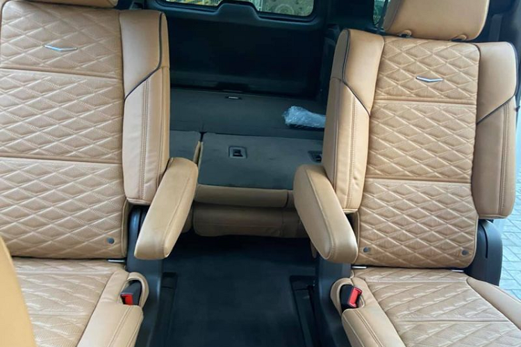 Trong khi đó, nội thất xe được bọc da màu bò tạo cảm giác sang trọng, ấm cúng, đi kèm các chi tiết trang trí bằng gỗ tối màu ở bệ trung tâm, bảng táp-lô, hay cánh cửa. Tuy nhiên, điểm ấn tượng nhất trên Escalade ESV Sport là cụm màn hình cong OLED 38 inch, gồm một đồng hồ kỹ thuật số 14,2 inch, một màn hình giải trí trung tâm một màn hình thông tin 7,2 inch đặt bên trái vô lăng.