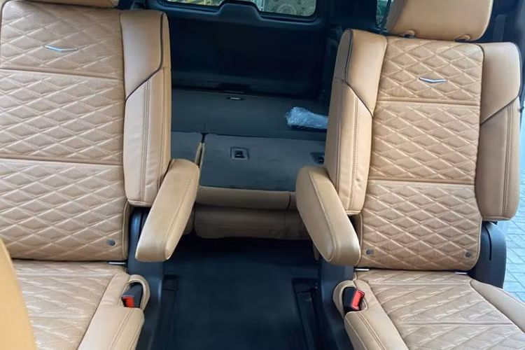 Trong khi đó, nội thất xe được bọc da màu bò tạo cảm giác sang trọng, ấm cúng, đi kèm các chi tiết trang trí bằng gỗ tối màu ở bệ trung tâm, bảng táp-lô, hay cánh cửa. Tuy nhiên, điểm ấn tượng nhất trên Escalade ESV Sport là cụm màn hình cong OLED 38 inch, gồm một đồng hồ kỹ thuật số 14,2 inch, một màn hình giải trí trung tâm một màn hình thông tin 7,2 inch đặt bên trái vô lăng.