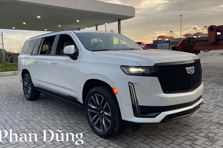 Theo đơn vị nhập khẩu tư nhân, đây chính là chiếc Cadillac Escalade ESV Sport 2021 mới đầu tiên của Việt Nam và xe đang chuẩn bị lên đường về nước. Khác với bản Premium Luxury, Escalade ESV Sport có nhiều chi tiết sơn đen bóng ở ngoại thất để nhấn mạnh tính thể thao, ví dụ như lưới tản nhiệt, cản trước, viền cột C, viền ống xả...