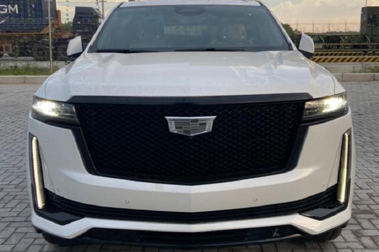 Phần còn lại thì gần như giống hệt với mẫu SUV hạng sang Cadillac Escalade ESV Premium Luxury, bao gồm cả kích thước 5.766 x 2.059 x 1.942 mm tương ứng với dài x rộng x cao và chiều dài cơ sở 3.407 mm - vì cả 2 đều thuộc cấu hình trục cơ sở dài (ESV).