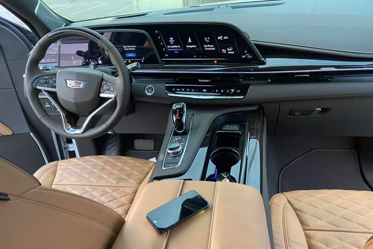 Chiếc Cadillac Escalade ESV Sport đầu tiên về Việt Nam sở hữu lớp sơn màu trắng, các logo Cadillac cùng tên xe "Escalade" ở cửa cốp được sơn tối màu (tùy chọn) và bộ la-zăng đa chấu sơn tông kép 22 inch.