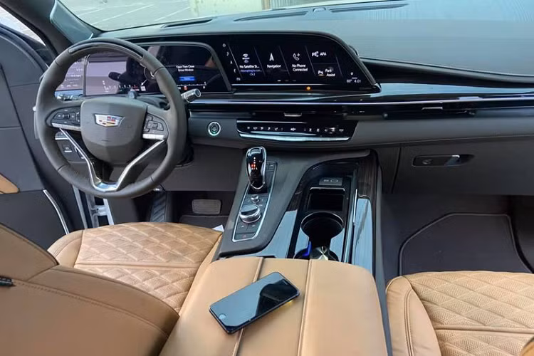 Chiếc Cadillac Escalade ESV Sport đầu tiên về Việt Nam sở hữu lớp sơn màu trắng, các logo Cadillac cùng tên xe "Escalade" ở cửa cốp được sơn tối màu (tùy chọn) và bộ la-zăng đa chấu sơn tông kép 22 inch.