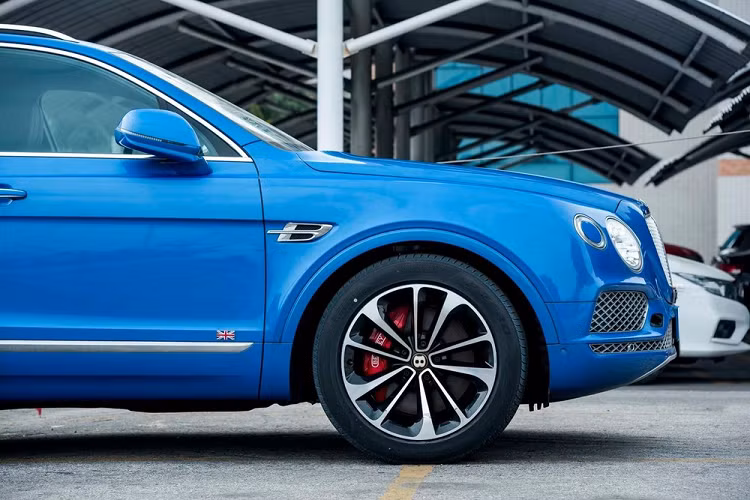 Theo như chia sẻ, chiếc SUV siêu sang Bentley Bentayga V8 này sở hữu màu sơn xanh Neptune được xem là độc nhất tại dải đất hình chữ S đến hiện tại. Ngoài ra, xe được sản xuất trong lô hàng năm 2019 nên thuộc phiên bản kỷ niệm 100 năm với điểm nhấn là logo chữ B có thêm viền vàng Centenary Gold và 1 số chi tiết khác thêm cặp số 1929-2019 để tạo dấu ấn.