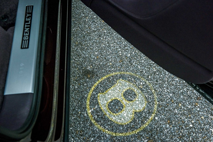 Trong số hàng chục chiếc xe Bentley Bentayga V8 thế hệ đầu tiên về nước có hơn 5 chiếc thuộc bản kỷ niệm 100 năm. Ngoài màu sơn xanh Neptune, chiếc SUV siêu sang Bentley Bentayga V8 đời cũ được nhập chính hãng còn có các chi tiết mạ crôm, bộ mâm đa chấu kép hoàn thành 2 tông màu đối lập hay Quốc kỳ Vương quốc Liên hiệp Anh và Bắc Ireland có tên là Union Jack xuất hiện.