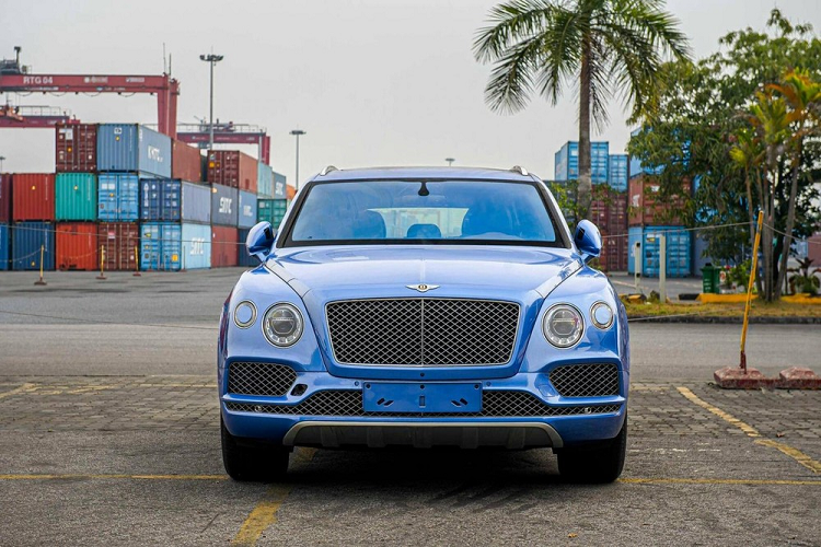 Hiện các nhà giàu Việt đang chú tâm tìm mua xe Bentley Bentayga thế hệ thứ 2, chính vì thế, việc đại lý Bentley Việt Nam mới đây tung hình ảnh về một chiếc xe Bentley Bentayga V8 đời cũ, đã dừng sản xuất gây xôn xao giới mê xe.
