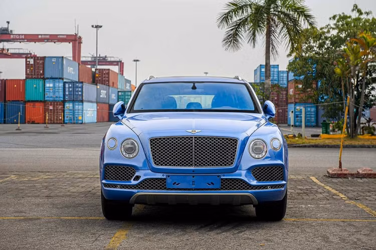 Hiện các nhà giàu Việt đang chú tâm tìm mua xe Bentley Bentayga thế hệ thứ 2, chính vì thế, việc đại lý Bentley Việt Nam mới đây tung hình ảnh về một chiếc xe Bentley Bentayga V8 đời cũ, đã dừng sản xuất gây xôn xao giới mê xe.