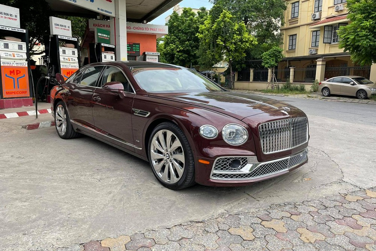 Xe được trang bị hộp số tự động ly hợp kép ZF 8 cấp, nhờ đó, mẫu xe siêu sang Bentley Flying Spur V8 phiên bản First Edition mới về nước có thể tăng tốc từ vị trí xuất phát lên 100 km/h trong thời gian chỉ 4,1 giây và đạt vận tốc tối đa 318 km/h.